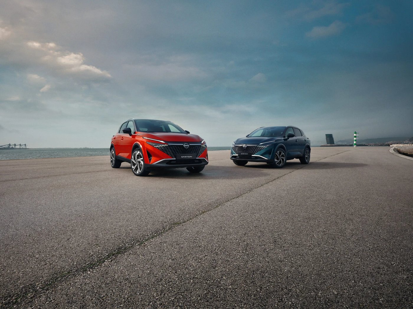 Две версии Nissan Qashqai на набережной